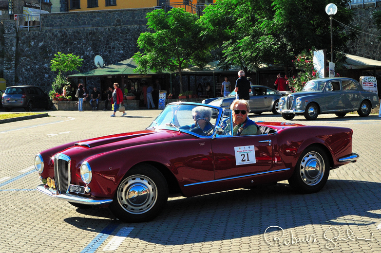 Ottorino Romagnoli e Gelsomina Migliari orgogliosi della loro Lancia Aurelia B24 Convertibile del 1957