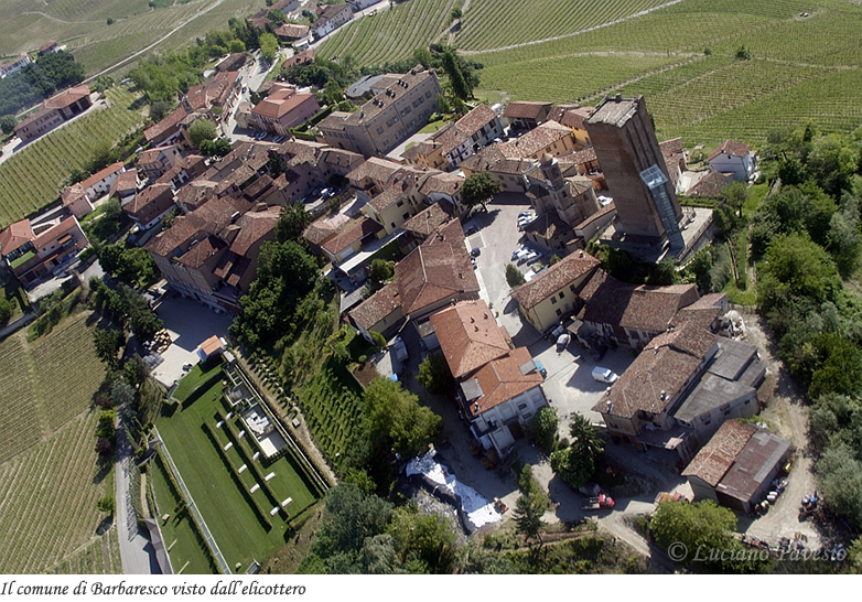 Il comune di Barbaresco visto dall'elicottero