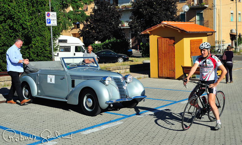 La Fiat 1500 6C con il suo attuale proprietario (a sinistra nella foto)