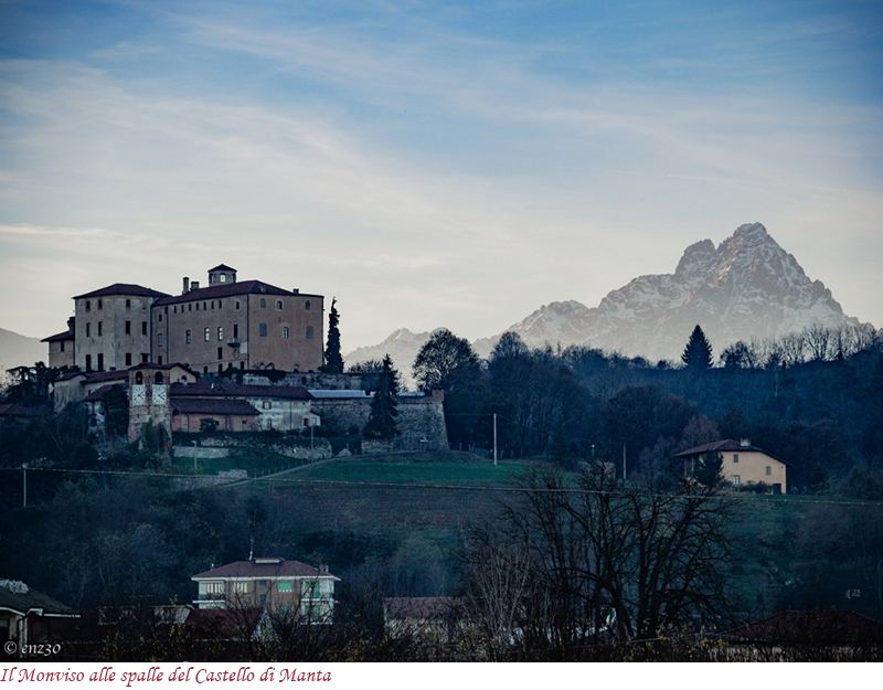 Il Monviso alle spalle del Castello di Manta