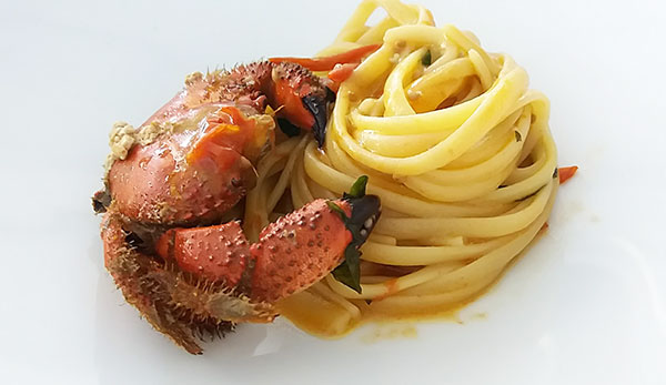 Linguine con granchio fellone e pomodorini rossi del Vesuvio