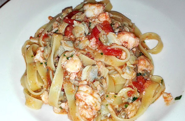 fettuccine scampi e vongole