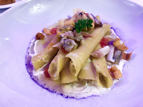 Candele trafilate al bronzo, spezzate e farcite con verza stufata, cipollotto di Montoro, guanciale, su guazzetto di frutti di mare con brunoise e vellutata di patate al latte affumicato​