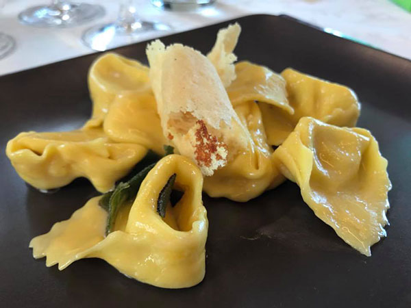 Tortelloni di ricotta, burro e salvia