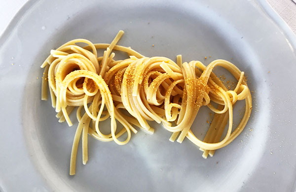 linguine-al-burro-di-bufala-con-colatura-alici-menaica-e-polvere-di-arancia-chef-Alessandro-Feo-Ristorante-Rumi