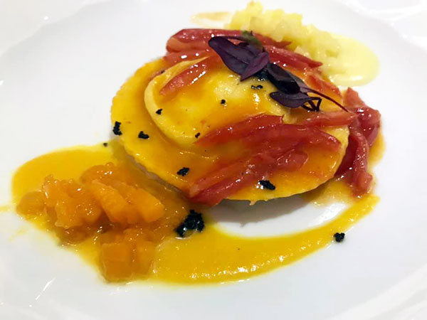 Agnolotti ripieni, cavolfiore, cipollina novella e guanciale, crudo e cotto di baccalà, macedonia di zucca e patate e polvere di olive taggiasche, preparati dagli chef Fabio Ometo e Antonio Borriello