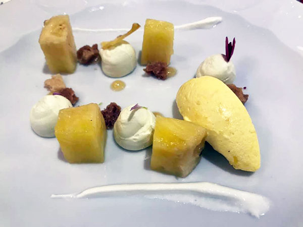 Carlo Verde e Gennaro Battiloro, con l’ananas caramellato, cremoso di mango, yogurt di bufala e chantilly al sedano verde