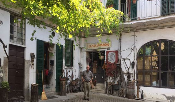 Lino Maga nel cortile della sua cantina storica