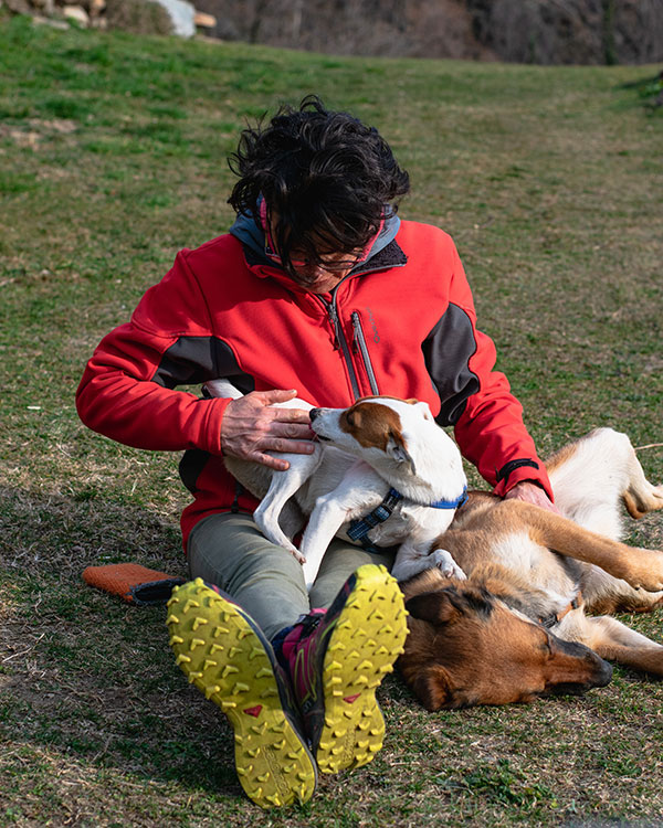 Alessandra coccola i suoi cani