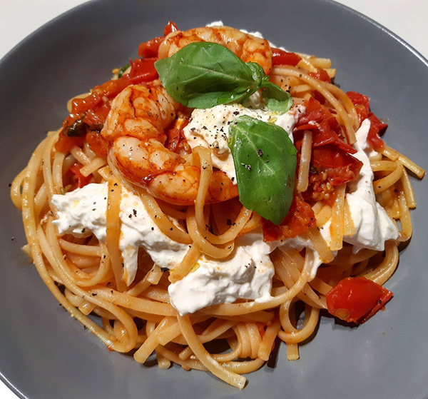 Spaghetti, pomodoro, burrata, gamberi e basilico