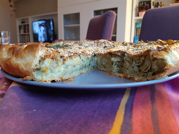 torta salata, ricotta e carciofi