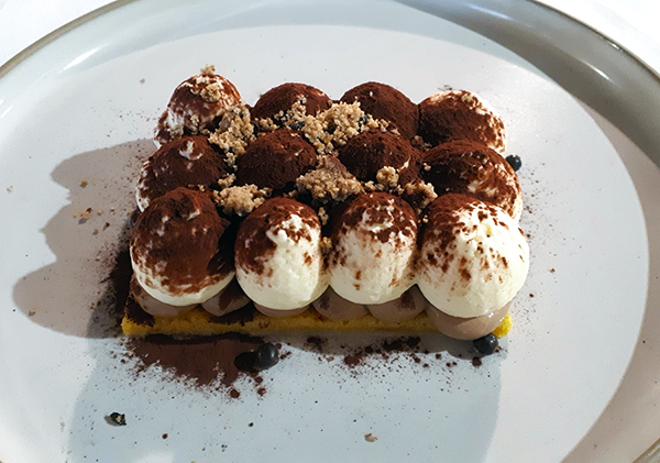 Quasi un tiramisu con biscuit alle mandorle, cremoso al caffè, praline al cioccolato Valrhona e mousse al mascarpone