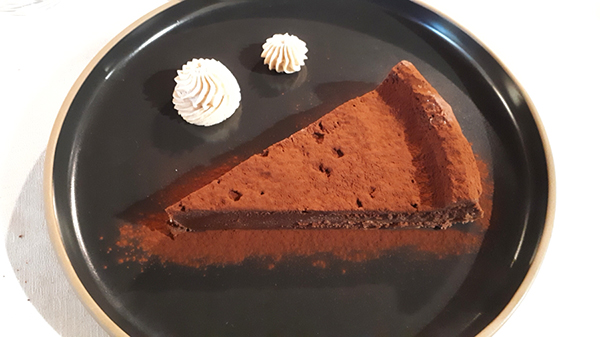 Torta al cioccolato fondente Valrhona con mousse allo zenzero e cannella