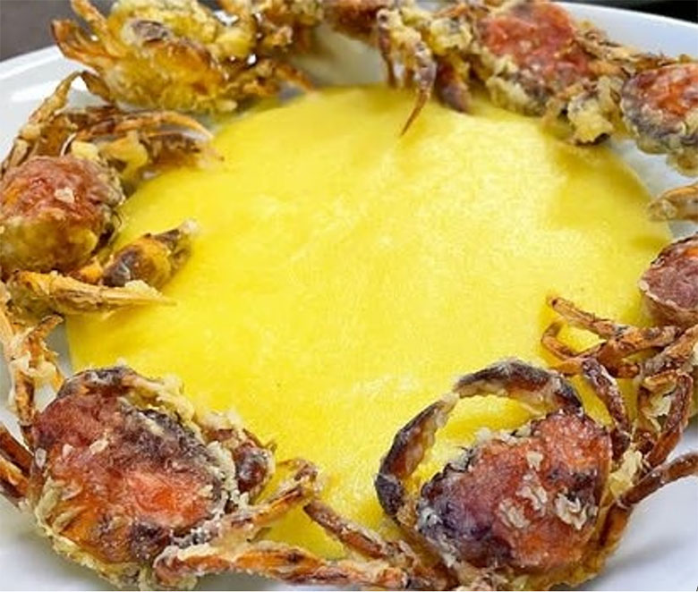 Frittura di moeche con polenta in zuppa di Asiago