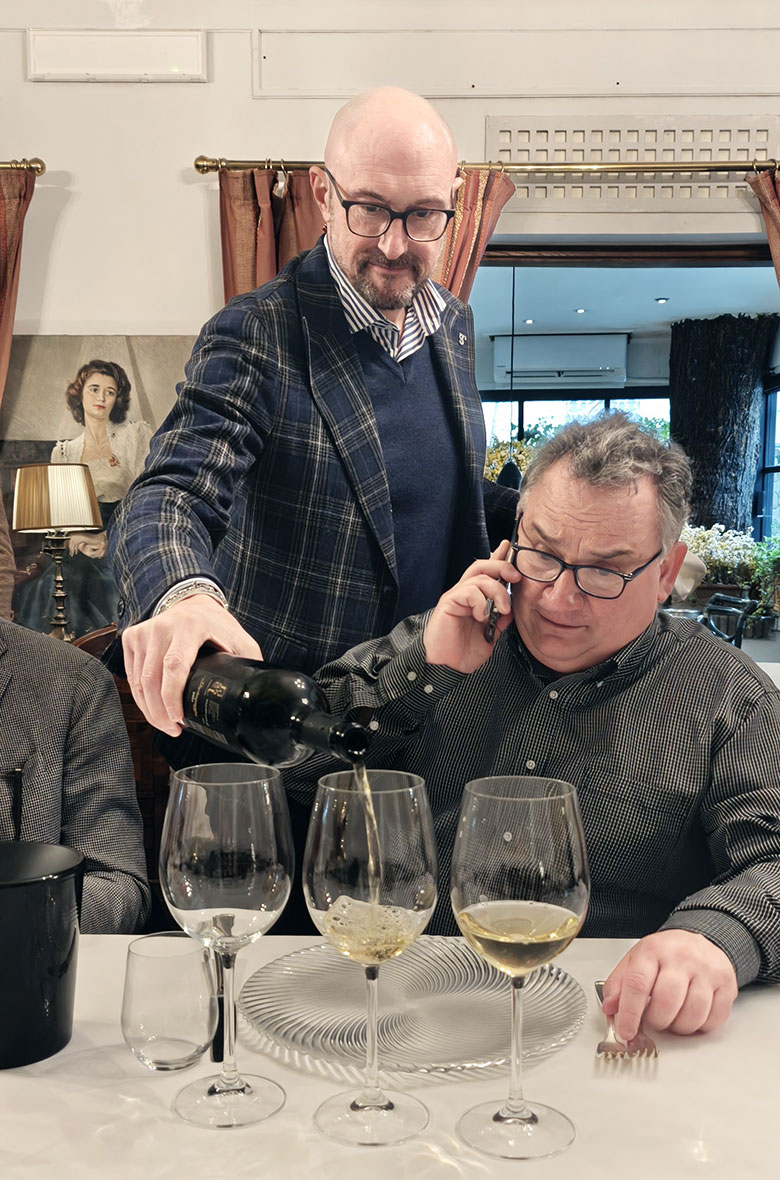 Riccardo Gabriele serve il vino a Maurizio Valeriani